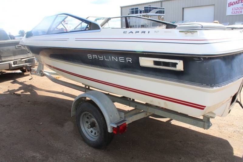 lot 42 image: 1986 Bayliner Fiberglass Boat