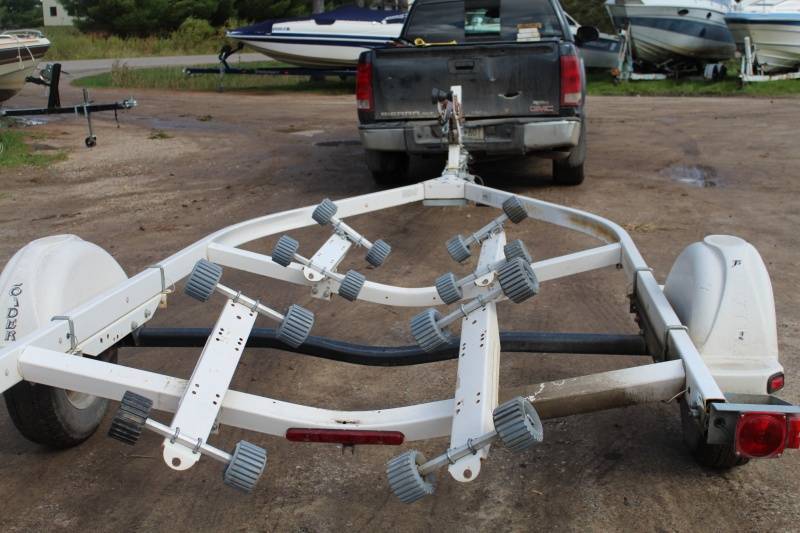 lot 48 image: 2004 EZ Loader Trailer
