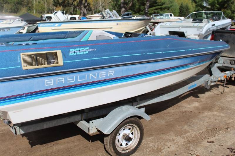lot 51 image: 1988 Bayliner 14 Boat