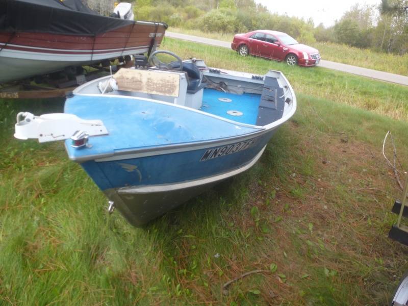 lot 8 image: 1988 Lund Aluminum Boat 16