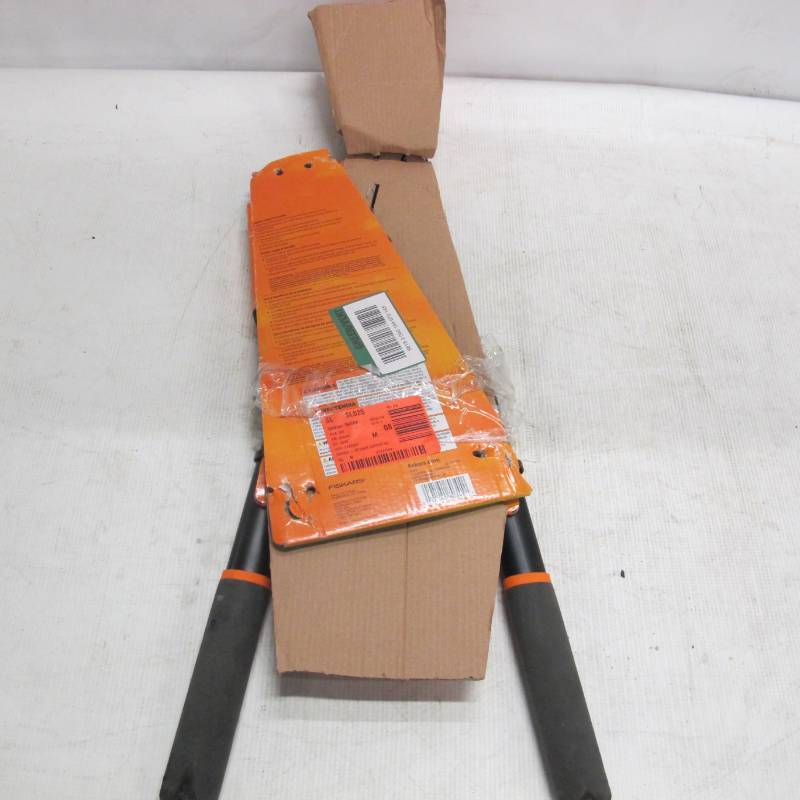 lot 304 image: Fiskars 1-12 in. Cut Capacity Bypass Lopper