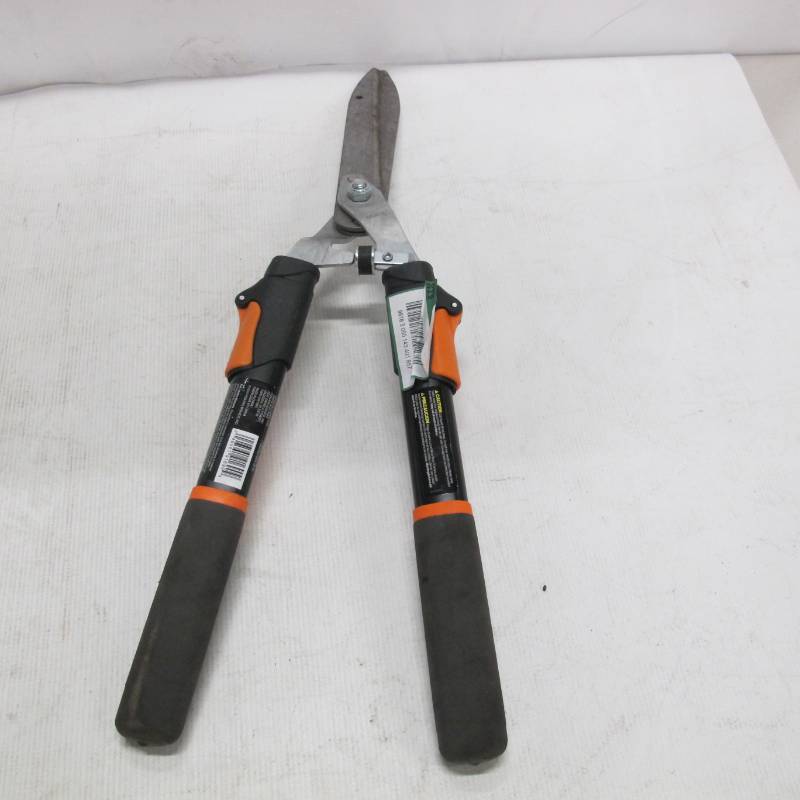 lot 324 image: Fiskars Power-Lever 25-33 Extendable Hedge Shears