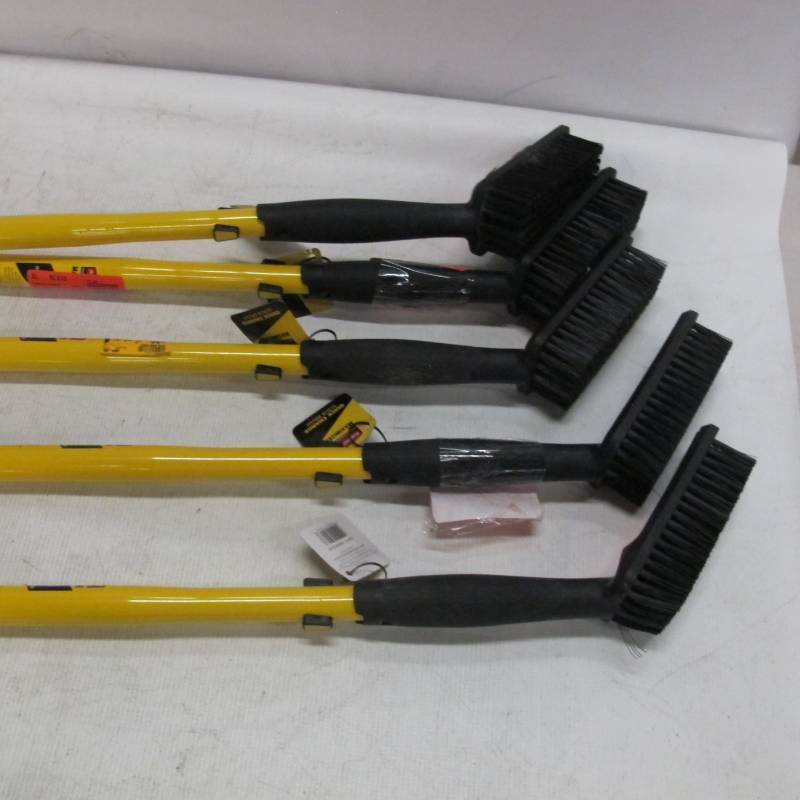 lot 338 image: 5 Rubbermaid Commercial Products Maximizer Quick-Change Scrub Brushes