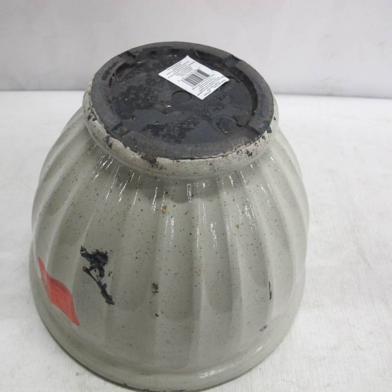 lot 197 image: Southern Patio 15 in. Diameter Irish Cream Glaze Caylo Ceramix Planter - Damaged