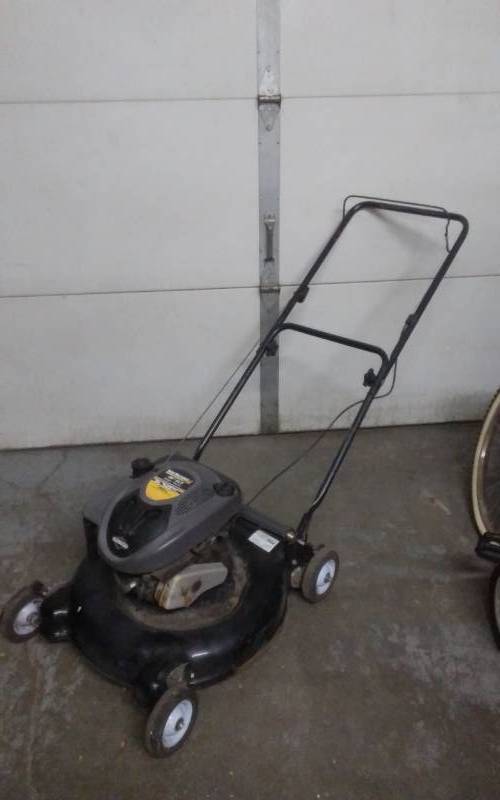 lot 5 image: Yard Machines Lawn Mower 6.5 Hp 21 Cut. No Gas To Test