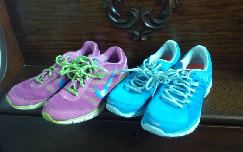 lot 28 image: 2-Pair Nike Ladies Sneakers 6 12 Blue, 7 12 Purple