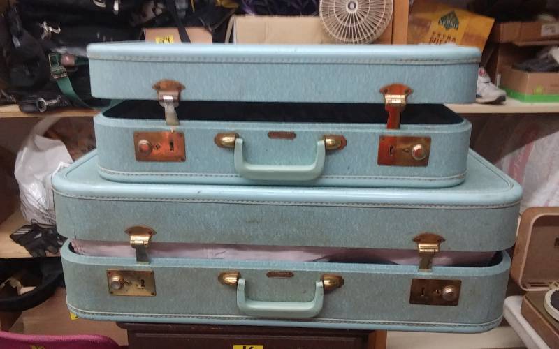 lot 33 image: Vintage 2-Piece Aqua Yorkshire Luggage
