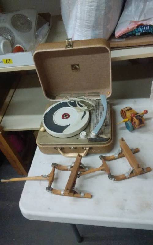 lot 34 image: Vintage Toys