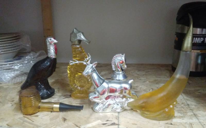 lot 47 image: 6-Avon Collectible PerfumeCologne Bottles