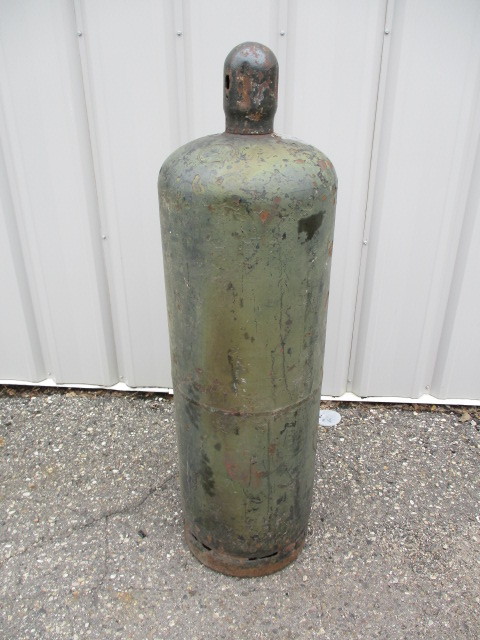 lot 6 image: 100 gallon LP tank