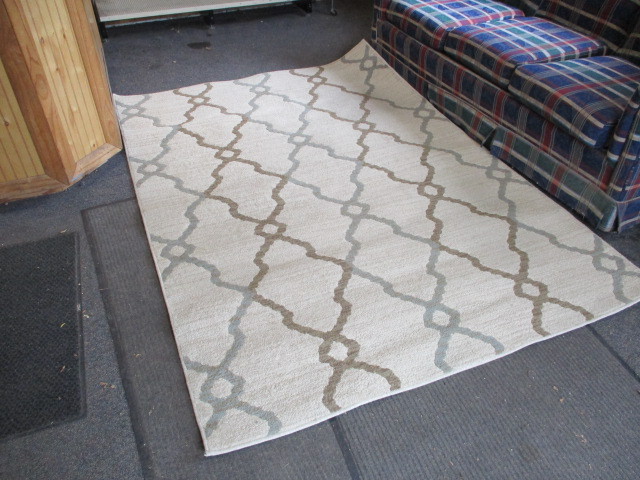 lot 19 image: Rug