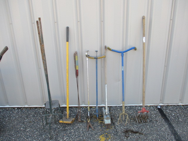 lot 32 image: Weeders and bird feeder stands