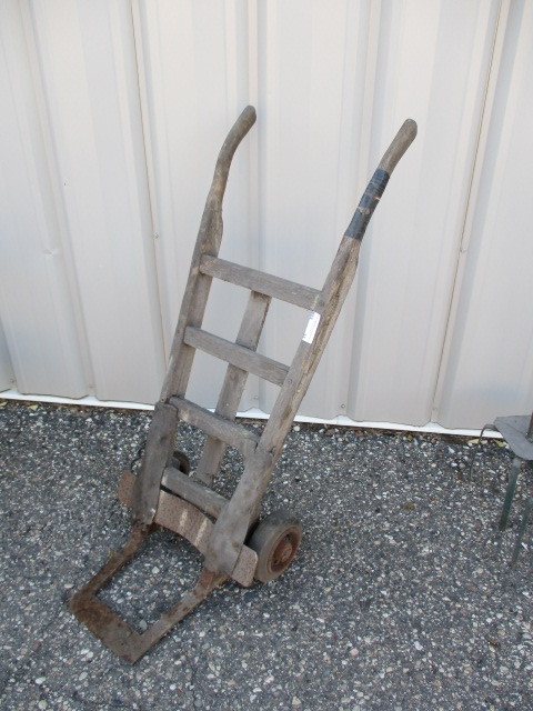 lot 33 image: Antique Feed Cart
