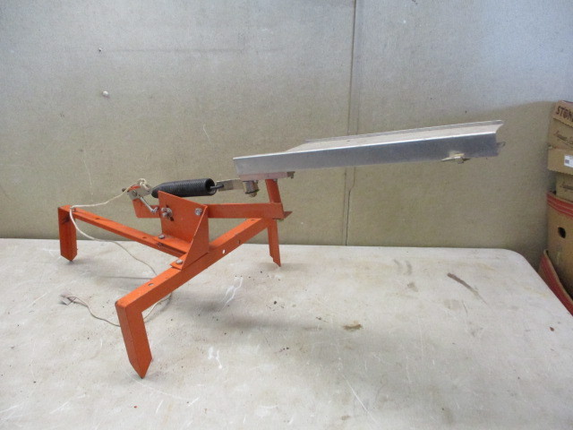 lot 35 image: Clay Pigeon Thrower