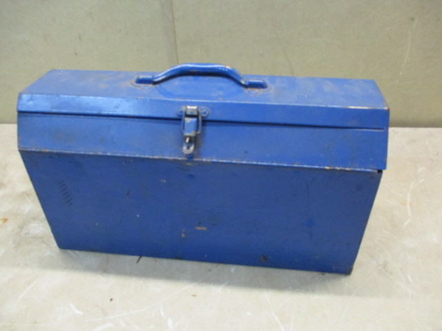 lot 72 image: Toolbox and tools