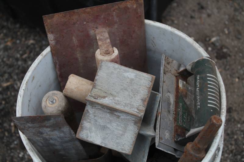 lot 17 image: Concrete Hand Tools