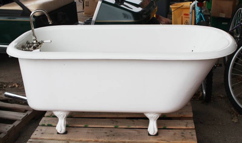 lot 14 image: Bath Tub Old Style Stand Alone Enamel
