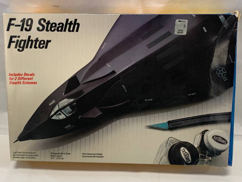 lot 15 image: Testors Italeri F-19 Stealth Fighter Model (new old stock)