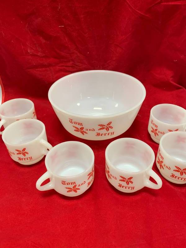 lot 23 image: Vintage Tom & Jerry Bowl w 6 Cups & Box