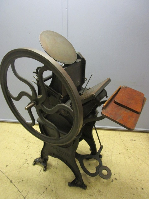 lot 601 image: ANTIQUE PEARL PRINTING PRESS
