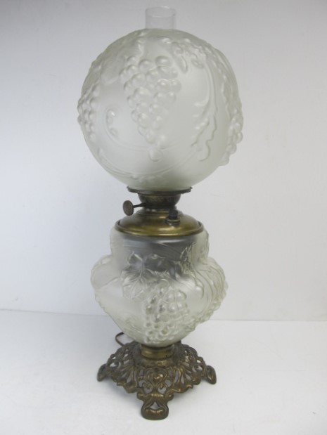 lot 9 image: Vintage Electrified Frosted Glass Gone With the Wind Table Lamp
