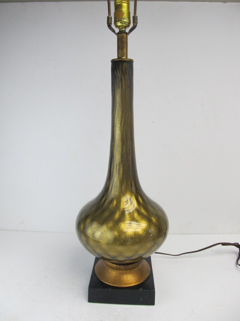 lot 10 image: Mid Century Art Glass Table Lamp