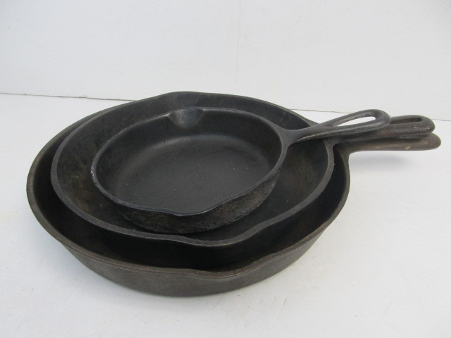 lot 15 image: 3 Vintage Cast Iron Skillets