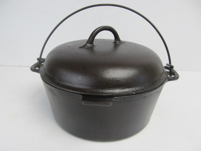 lot 16 image: NICE Old Vintage Cast Iron CHF Dutch Oven