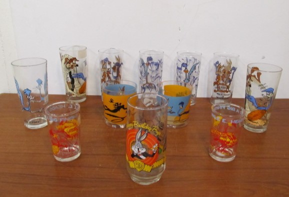 lot 58 image: Lot of Vintage etc LOONEY TUNES Collector Glasses