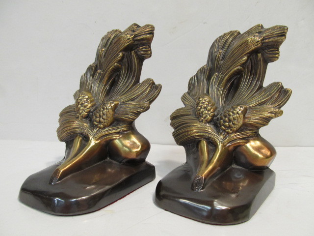 lot 125 image: Very Nice Vintage Hand Cast Metal Oak Leaf wAcorns Bookends