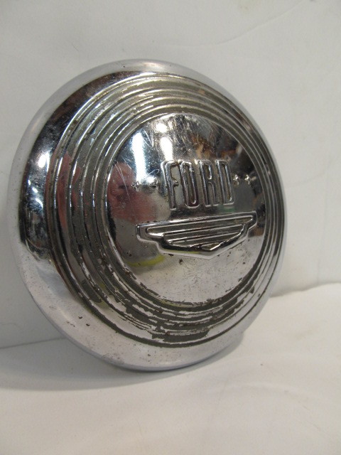lot 130 image: Vintage Embossed Chrome FORD Gas Cap