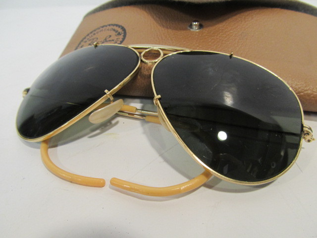 lot 141 image: Authentic Vintage RAY BAN Shooter Sunglasses wCase 