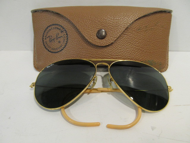 lot 143 image: Authentic Vintage RAY BAN Aviator Sunglasses wCase 
