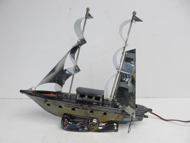 lot 28 image: Vintage Mid Century Ceramic & Metal Nautical Ship TV Lamp