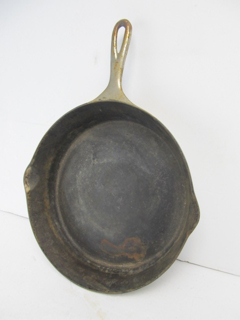 lot 83 image: Antique WAPAK Cast Iron No. 9 Skillet