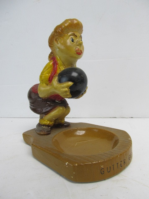 lot 86 image: Vintage 1940s GUTTER GUSSIE Chalkware Bowling Ashtray