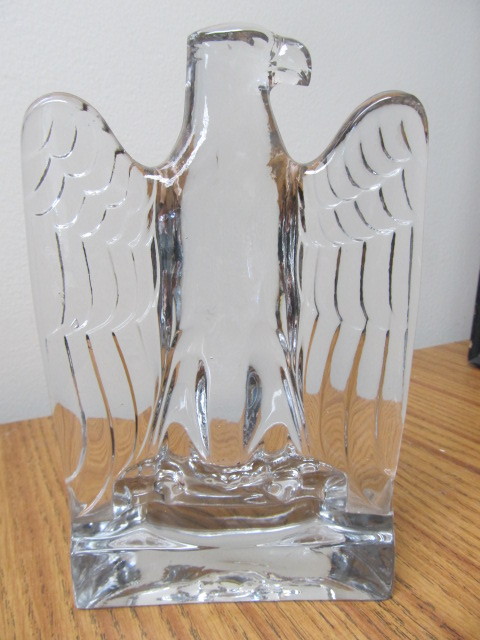 lot 108 image: Heavy Crystal Eagle StatueBookend