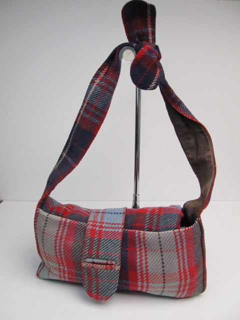 lot 115 image: Vintage Roll-out Wool Blanket Bag by Kyloom Kentucky Looms.