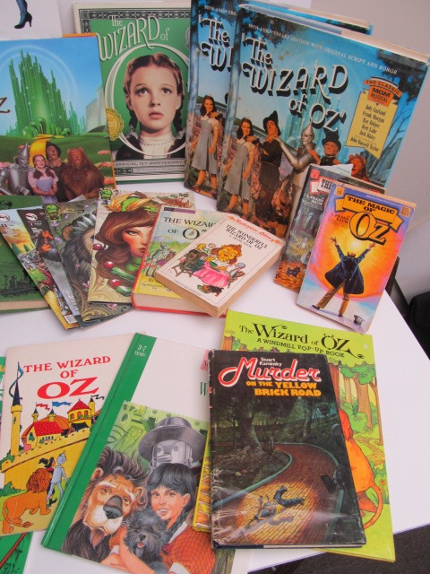 lot 208 image: Collection of WIZARD OF OZ Books