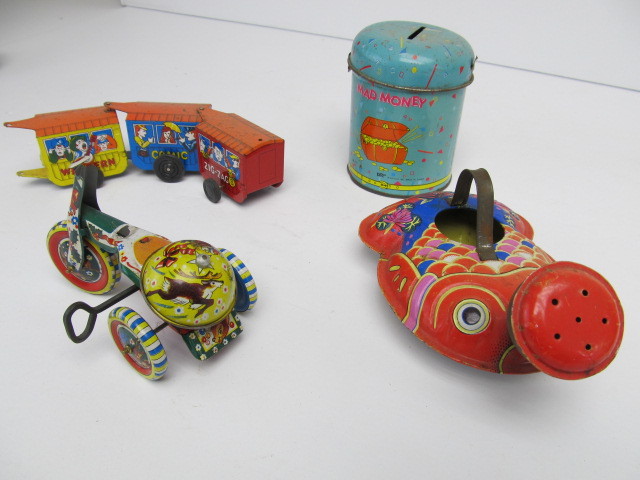 lot 209 image: Group of Vintage Tin Toys