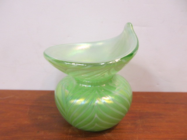 lot 168 image: Very Nice Small Vintage Signed Pulled Feather Green Art Glass Vase by Terry Crider