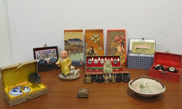 lot 176 image: Lot of Vintage Oriental Art Pieces Dcor etc