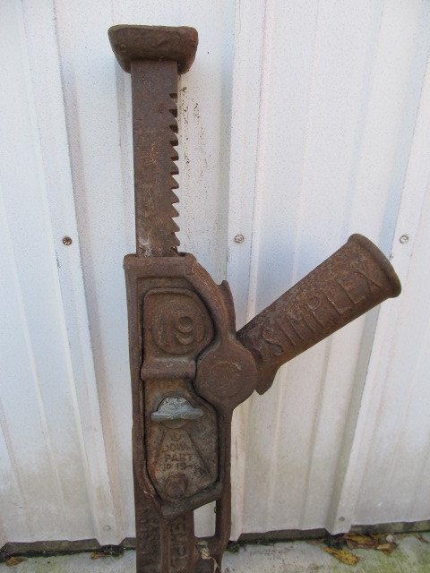 lot 221 image: Large Antique Heavy Duty Cast Iron SIMPLEX No. 19 RailroadBarnHouse Jack