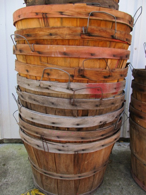 lot 223 image: LARGE Lot of Old Vintage Primitive Bushel Baskets