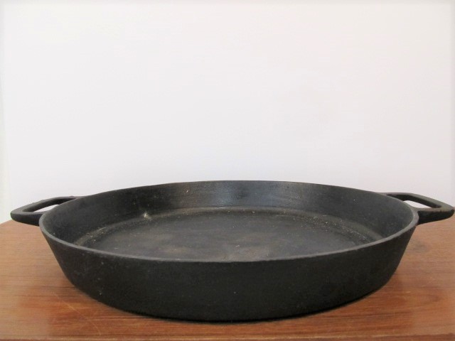 lot 240 image: LARGE Original Antique GRISWOLD No. 20 Cast Iron Hotel Skillet