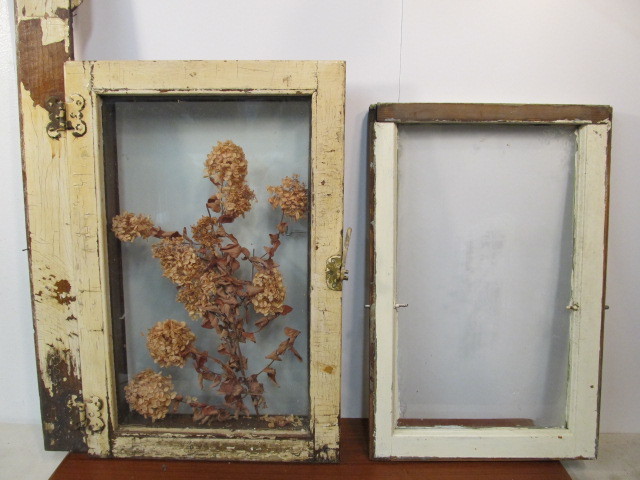 lot 267 image: 2 Antique Windows - One wDried Flowers - One Etched Stagecoach Design