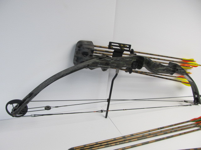 lot 291 image: Nice JENNINGS Forked Lighting XL Hunting Bow wMany Arrows
