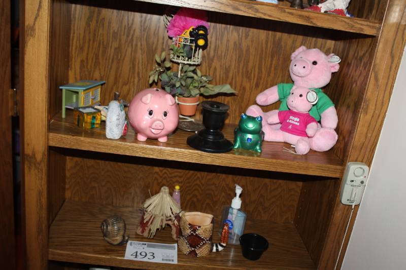 lot 493 image: Table Dcor - Pigs, Frogs, Candleholders, Snail, And More