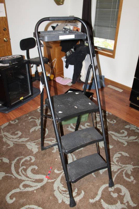 lot 479 image: 3-Step Step Ladder