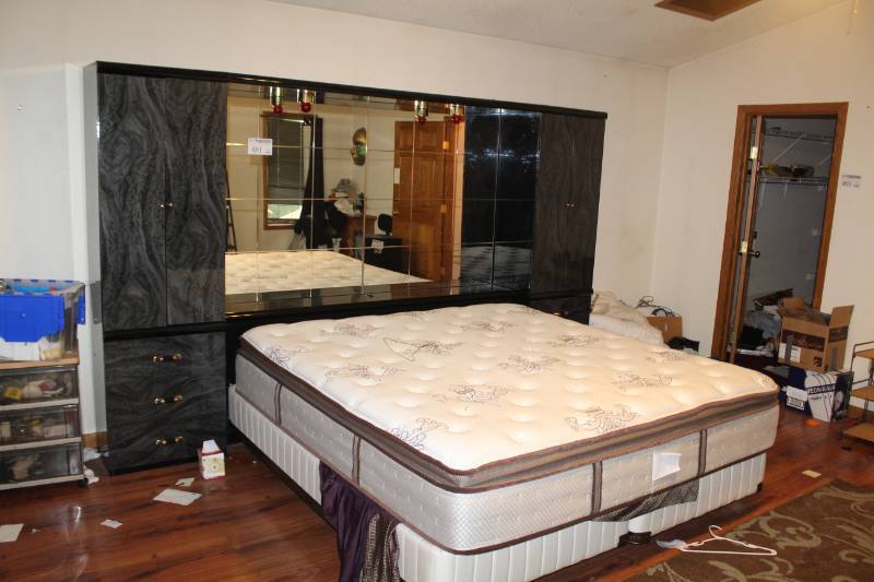 lot 481 image: King Bed Set